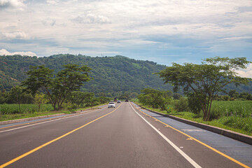 El camino entre las montañas