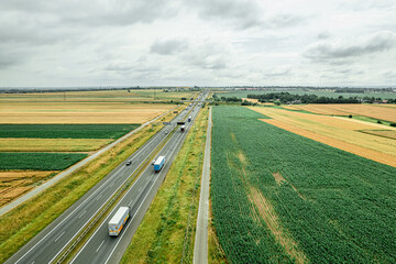 Autostrada w Polsce na Śląsku w lecie. Panorama z lotu ptaka © Franciszek