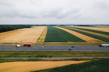 Autostrada w Polsce na Śląsku w lecie. Panorama z lotu ptaka
