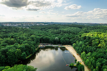 Wodzisław Śląski, tereny rekreacyjne z jeziorem, plażą i lasami. Śląsk w Polsce, panorama z lotu ptaka latem.
