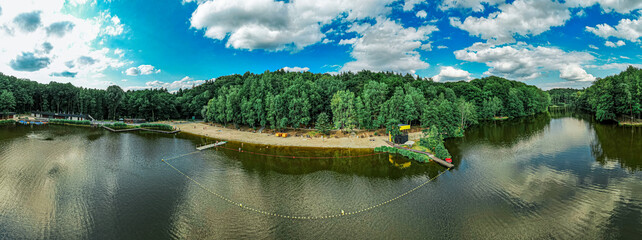 Wodzisław Śląski, tereny rekreacyjne z jeziorem, plażą i lasami. Śląsk w Polsce, panorama z lotu ptaka latem.