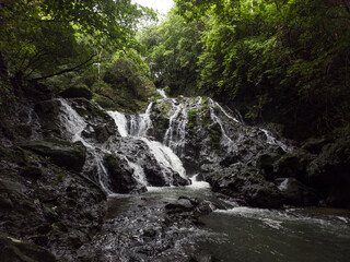 Cascada es condida en las montañas de Panama