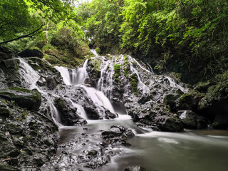 Cascada es condida en las montañas de Panama