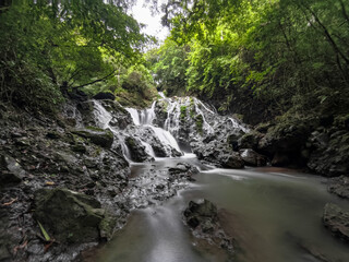 Cascada es condida en las montañas de Panama