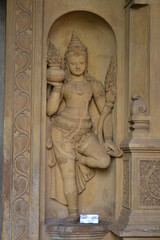 Obraz premium sculpture d'une déesse, en pierre ,au temple Kelaniya au Sri Lanka
