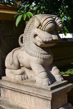 sculpture d&rsquo;un lion en pierre au temple Kelaniya au Sri Lanka