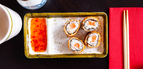 National dish of Japanese cuisine is Maki, which are rolls in tempura. Served with sauce