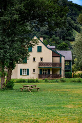 chalet en montagne, près d'un lac à Loudenvielle, en Haute-Pyrénée, Occitanie, France