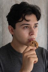 Chico probando galleta de chocolate 