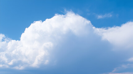 積乱雲と青空に浮かぶ積乱
