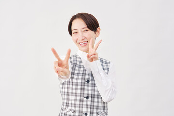 女性　事務員　ピースサイ　両手　白背景