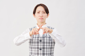 女性　事務員　指でバツのジェスチャー　白背景