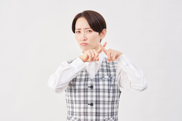 女性　事務員　指でバツのジェスチャー　白背景