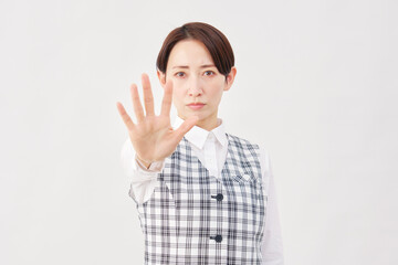 女性　事務員　ストップのジェスチャー　白背景