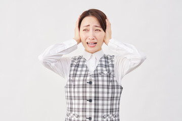 女性　事務員　耳を塞ぐ　白背景