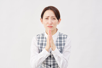 女性　事務員　懇願する　合掌　白背景　カメラ目線
