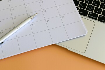 ビジネス　パソコンとカレンダー　シフト調整　スケジュール管理