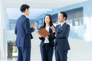 オフィスで働く男女のビジネスマン