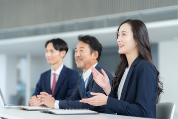 オフィスで働く男女のビジネスマン