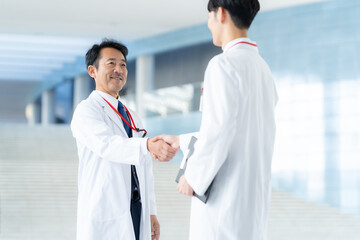 握手をする医者