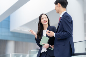オフィスで働く男女のビジネスマン