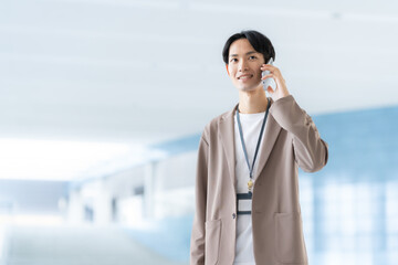 オフィスで働く若い男性エンジニア