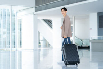 旅行をする若い男性