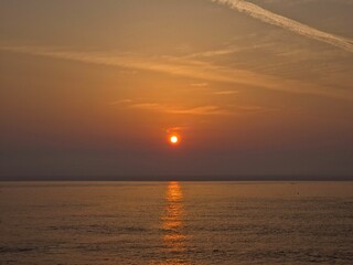 Naklejka premium Early dawn, sea horizon sunrise, beautiful natural sunrise dawn seascape background, Yeongdeok sea, South Korea - 동트는 새벽, 바다 수평선 해돋이, 아름다운 자연의 일출 새벽 바다 풍경 배경, 영덕 바다, 한국