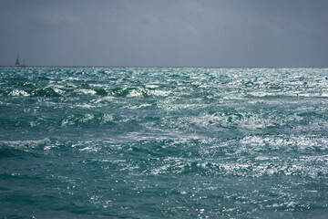 Obraz premium Ocean waves. Stormy sea waves. Summer sea beach wave. Foamy ocean waves. Summer ocean breeze. Dreamy summer beach background. Ocean splash waves.