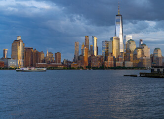 Obraz premium New York City skyline on sunset. Cityscape of Manhattan in USA.