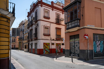 Sevilla, España. 1 de julio de 2025. Las amplias calles arboladas cerca del centro histórico de...
