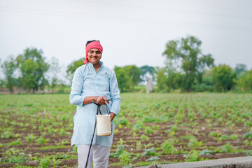 Fototapeta premium Indian farmer drawing water from well at agriculture field