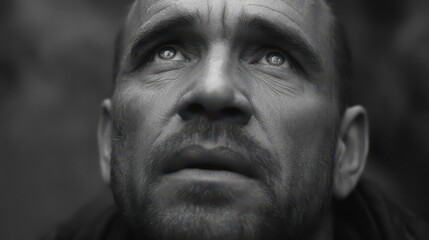 Obraz premium Close-up grayscale portrait of a contemplative man.