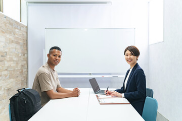 面談する黒人男性と日本人女性スタッフ