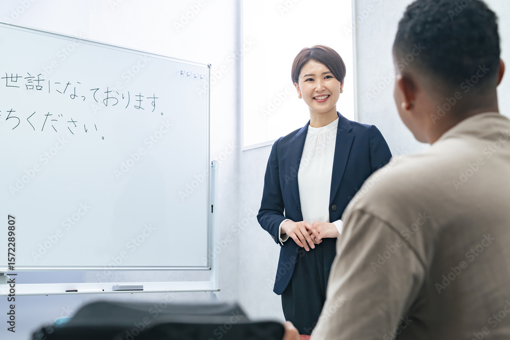 Fototapete 日本語、学校、スクール、レッスン、授業、先生、教師、グローバル、女性、教育、学習、勉強、講師、笑顔、セミナー、教室、ホワイトボード、説明、案内、ガイド、外国人、黒人、人材、観光客、旅行者、男性、観光、