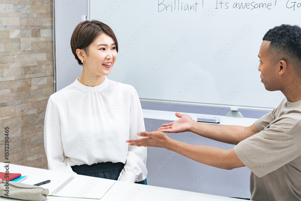 Fototapete 英会話、個別指導、講師、生徒、スクール、レッスン、日本人、ネイティブ、外国人、会話、交流、教室、学校、英語、語学、マンツーマン、笑顔、学習、勉強、英検、toeic、toefl、検定、先生、教師、大学、