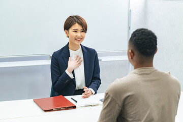 黒人男性と面談する日本人女性スタッフ