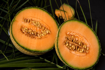 aufgeschnittene cantaloupe mit orangefarbenen fruchtfleisch, eine süsse erfrischung