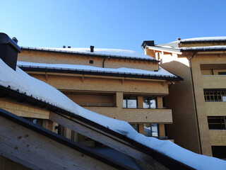 Neu gebaute Ferienwohnungen am Arlberg mit D&auml;chern voller Schnee