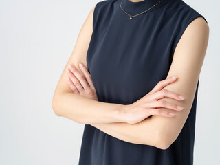 腕組みする女性