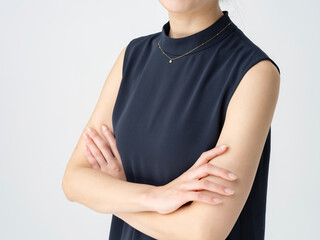 腕組みする女性