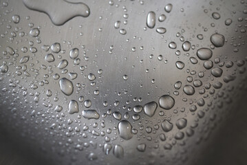 Gouttes d'eau sur métal - fond d'évier