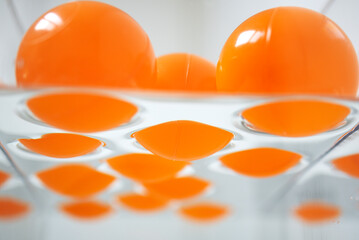 Balles oranges à la surface de l'eau