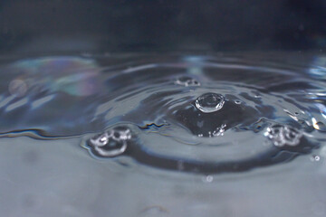 Gouttes d'eau dans un bassin aquarium