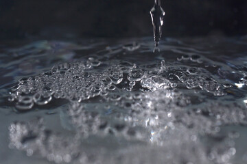 Gouttes d'eau dans un bassin aquarium