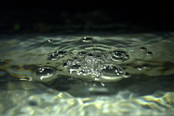 Gouttes d'eau dans un bassin aquarium