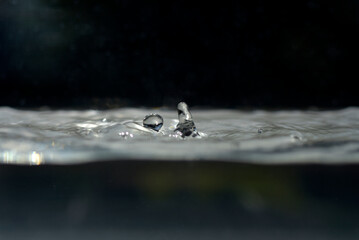 Gouttes d'eau dans un bassin aquarium