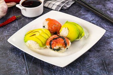 Round tamari sushi with salmon and avocado