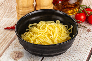 Boiled yellow egg noodles in the bowl