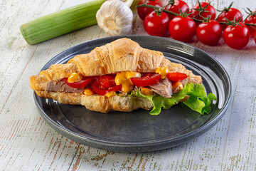 Croissant with tuna, tomato and salad